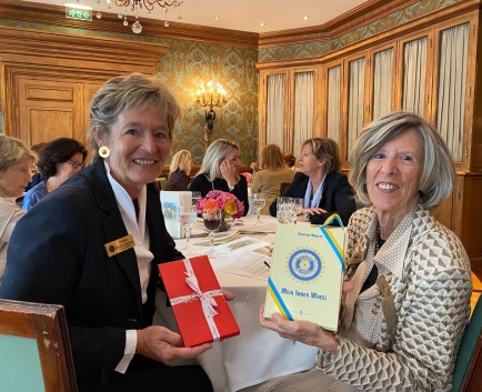 Christine Winkler Unterberg, Gouverneur District 199, et Vérène Nicollier de Weck, Présidente du Club IW Genève - 2021/22