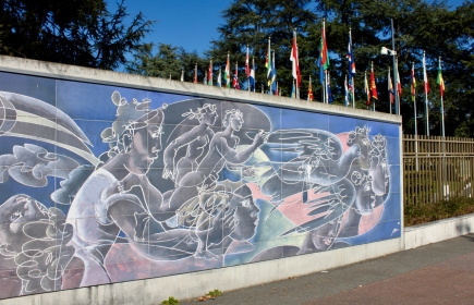 "Ta  panta rei", fresque monumentale de Hans Erni située devant l'entrée du Palais des Nations à Genève