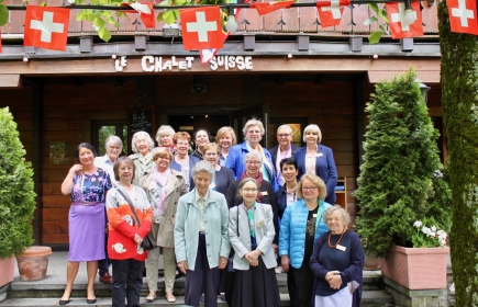 Photo de groupe devant le restaurant &quot;Le chalet suisse&quot;