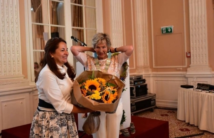 Christine Winkler Unterberg übergibt das Governorband an Isabel Caduff / Bild: Valérie Poteau