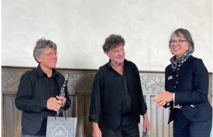 Von links: Musiker Franco Mettler, Erzählkünstler Jaap Achterberg und Gastgeberin Caroline Hofmann / Bild: Ulrike Guntlisberger