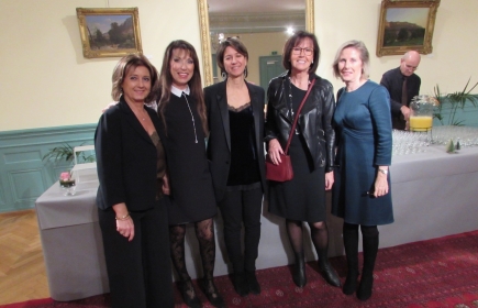 Une partie du comité entoure Evie Marinoni, Présidente du IW Club Genève