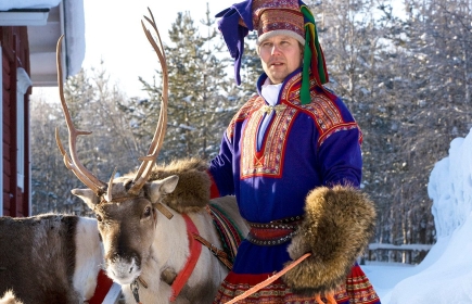 Sami in traditioneller Tracht - Quelle: discovering finland