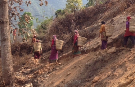 Frauen tragen Steine zur Baustelle / Les femmes transportent  des pierres pour le chantier